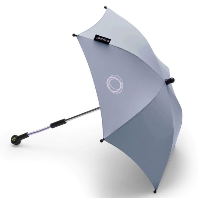 Um guarda-chuva Bugaboo azul costeiro