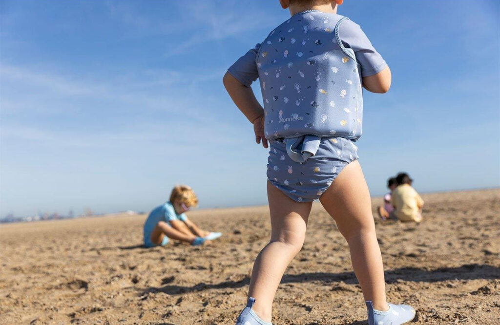 bebe con bañador pañal