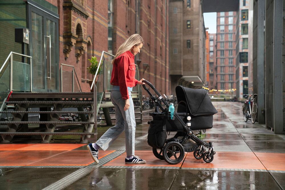 mujer paseando bugaboo camaleon bugaboo cameleon 3 plus