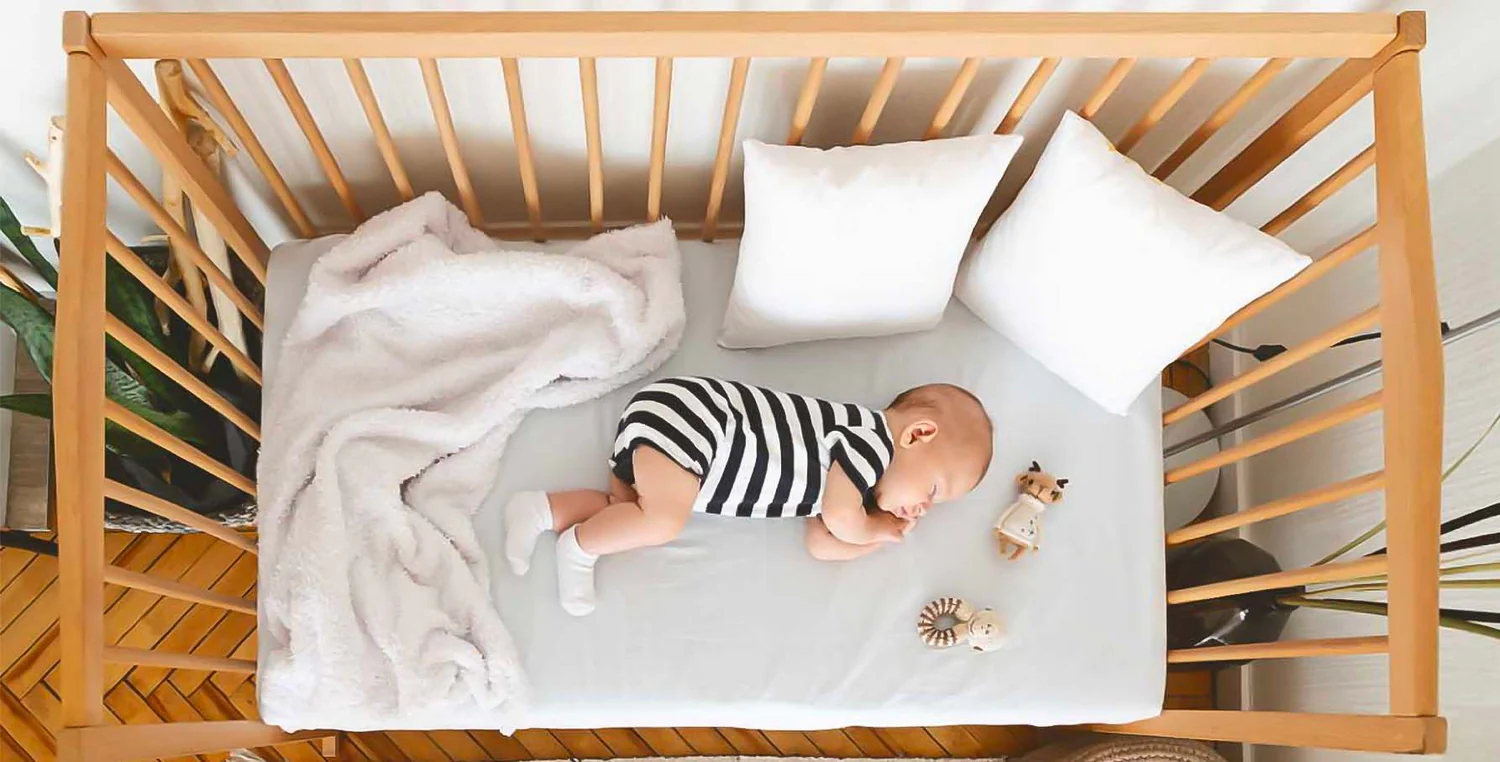 bebe durmiendo en cuna