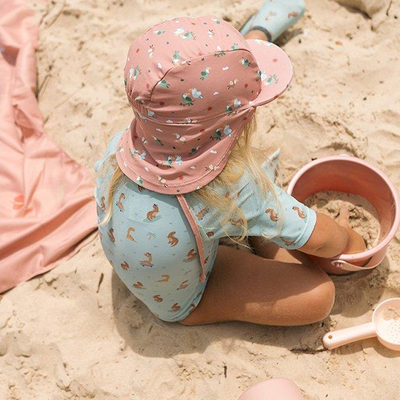 bebé jugando en la playa