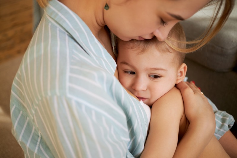 madre e hijo descansados y felices