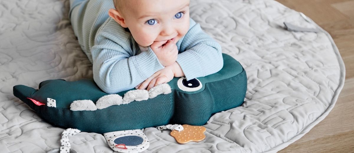 Por qué tu bebé debería tener un juguete móvil en su cuna