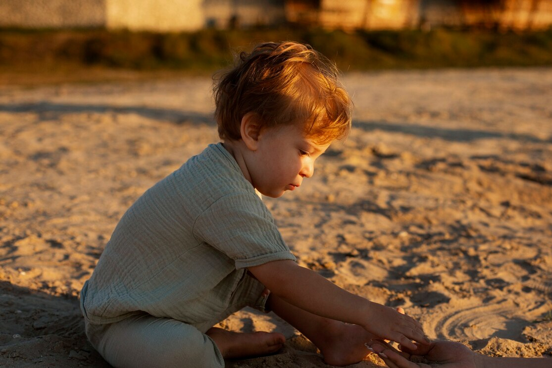 lindo-nino-jugando-playa