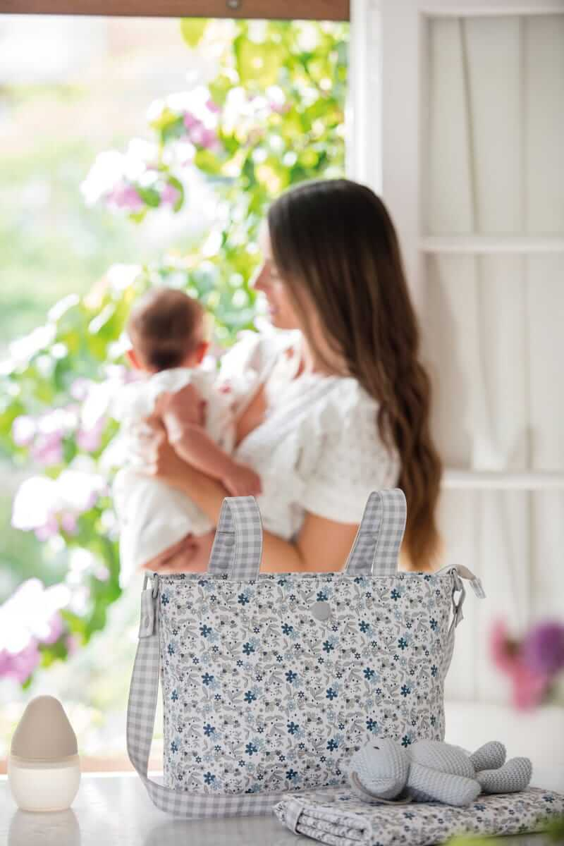 Madre con su hija y un bolso maternal
