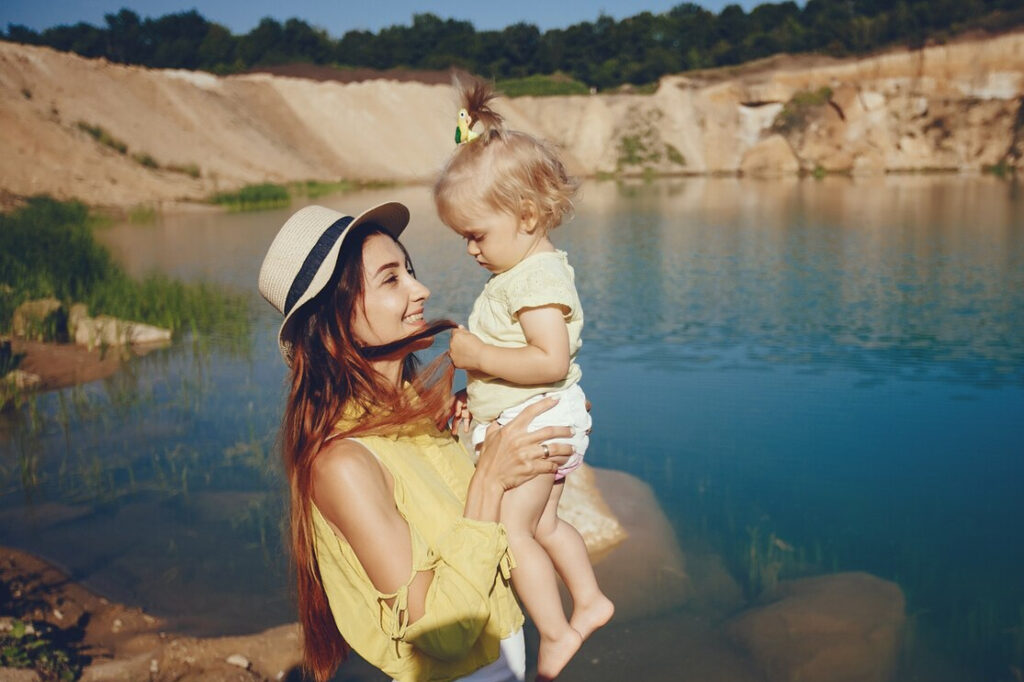 Imprescindibles para viajar con bebé en Semana Santa: qué comprar