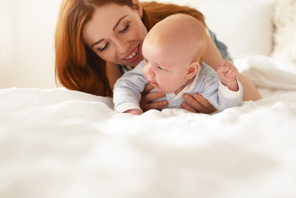 madre e hijo felices