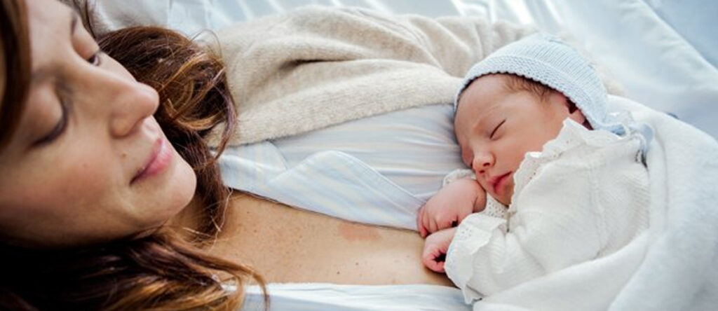 madre primeriza con recien nacido