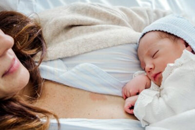 madre primeriza con recien nacido