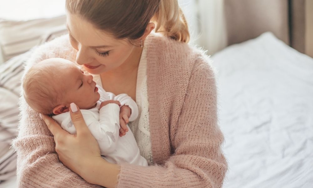 madre con su bebé en brazos