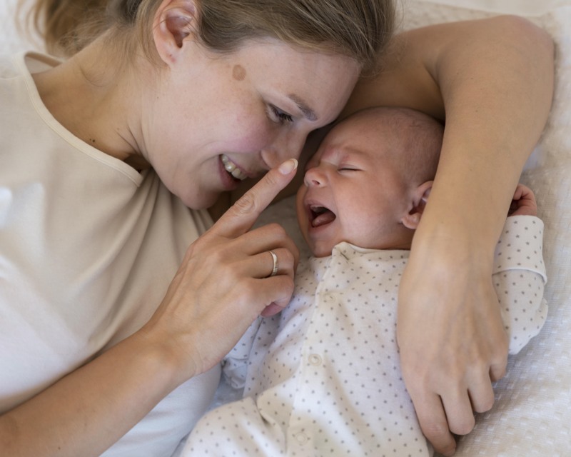 como dormir con un bebe recien nacido