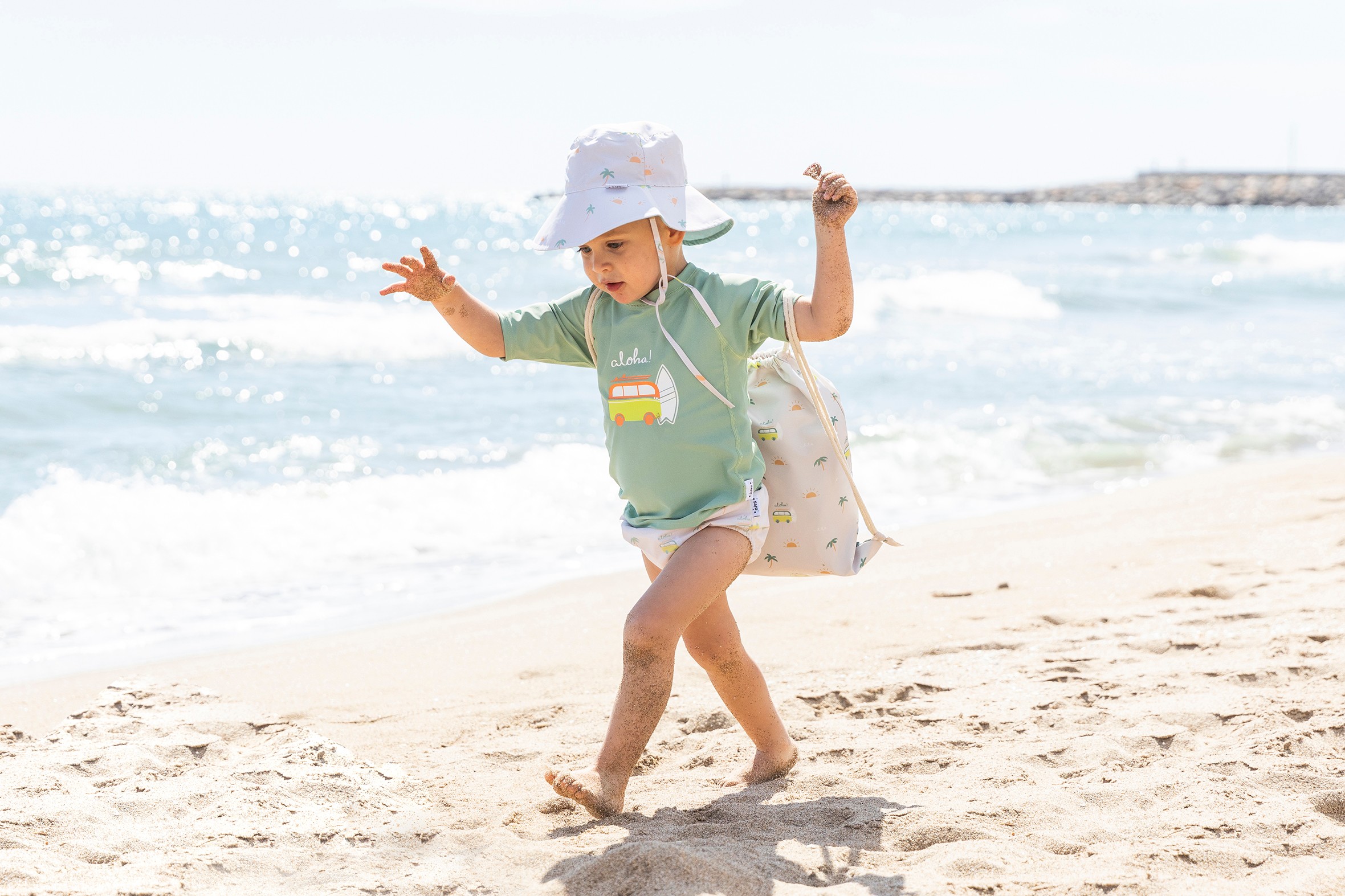 bebe en playa con accesorios imprescindibles